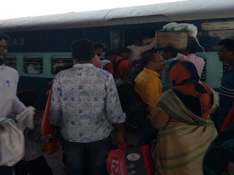 10 passengers were injured while catching railway, incident in Maleur railway station | रेल्वे पकडताना १० प्रवासी पडले, परतूर रेल्वेस्थानकातील घटना  
