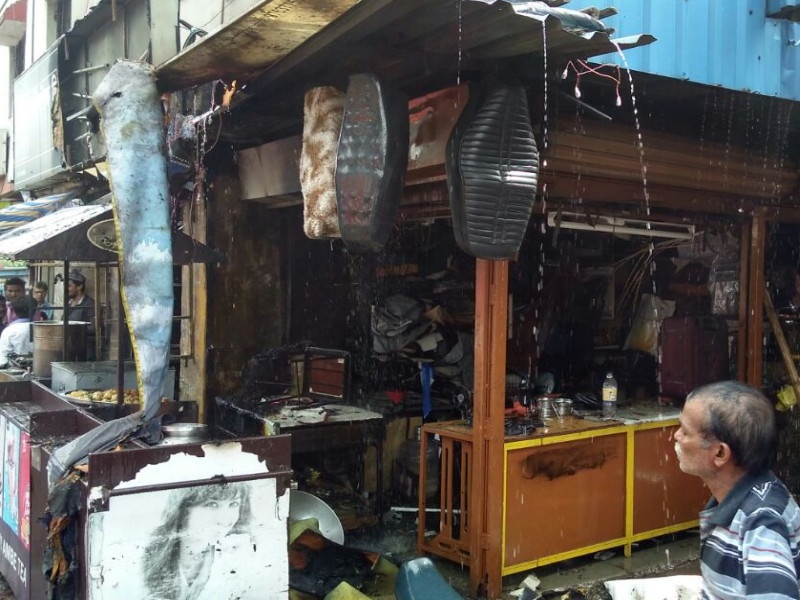 fire to seat cover shop | सिलेंडरला लागलेल्या अागीत सिट कव्हरचे दुकान जळून खाक