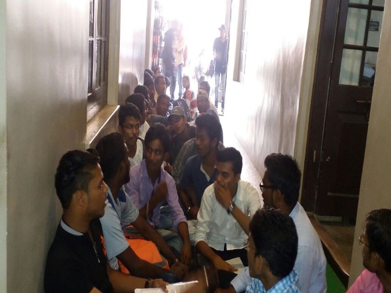 to complete education in marathi medium fargusson students went on protest | मराठीतून अभ्यासक्रम पुर्ण करता यावा यासाठी फर्ग्युसनमध्ये विद्यार्थ्यांचे ठिय्या अांदाेलन