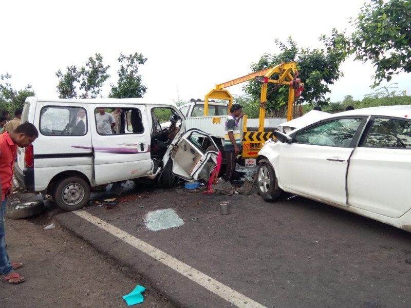 accident on the Palkhi road;two died | पालखी मार्गावर भीषण अपघात; दाेघांचा मृत्यू