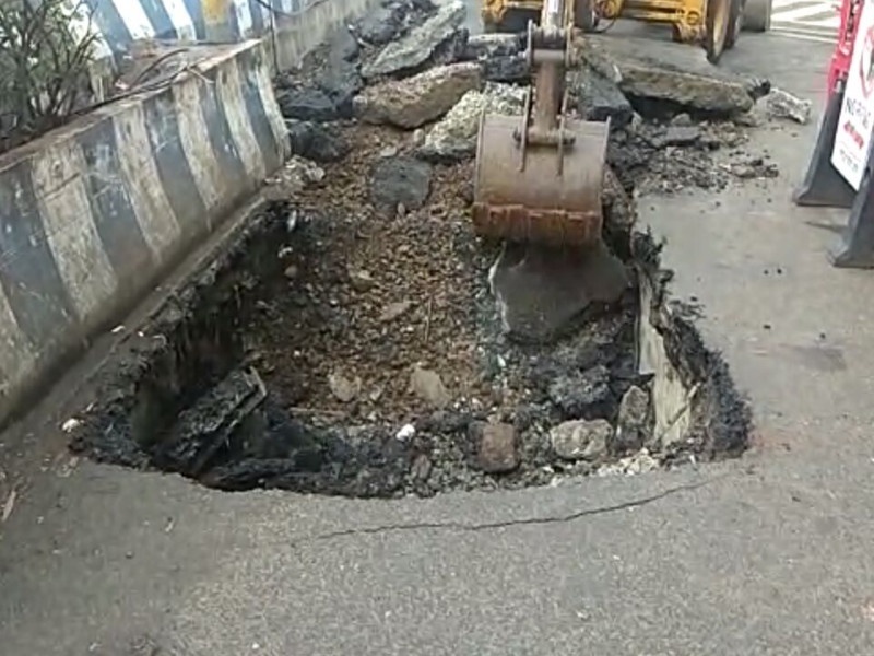road damage newar sancheti chowk, pmc repaired it | खचलेल्या रस्त्याला पालिकेचा अाधार