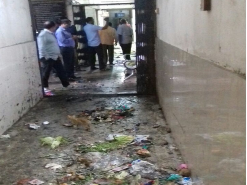 angry citizens dump garbage in tilak road ward office | चिडलेल्या नागरिकांनी थेट क्षेत्रीय कार्यालयालाच केले डंपिंग ग्राऊंड