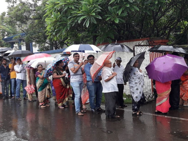 voters comes to vote for vadgaon katvi election in heavy rain | वडगाव कातवीच्या नगरपंचायतीसाठी मुसळधार पावसातही मतदारांची गर्दी