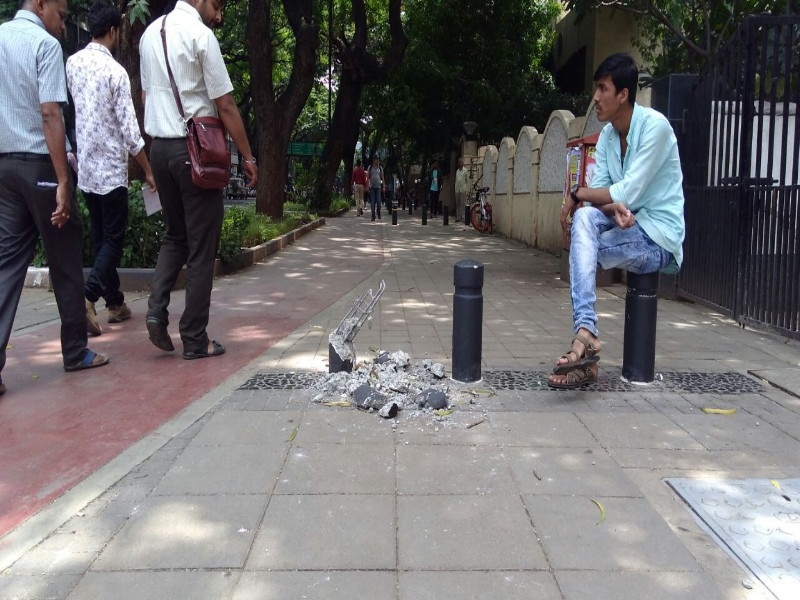 The distruction of smart pavement in Pune | पुण्यातील स्मार्ट फुटपाथचे नुकसान