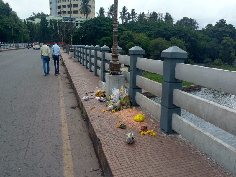 nirmalya kalash dissappear from bridges | पुलांवरील निर्माल्य कलश झाले गायब