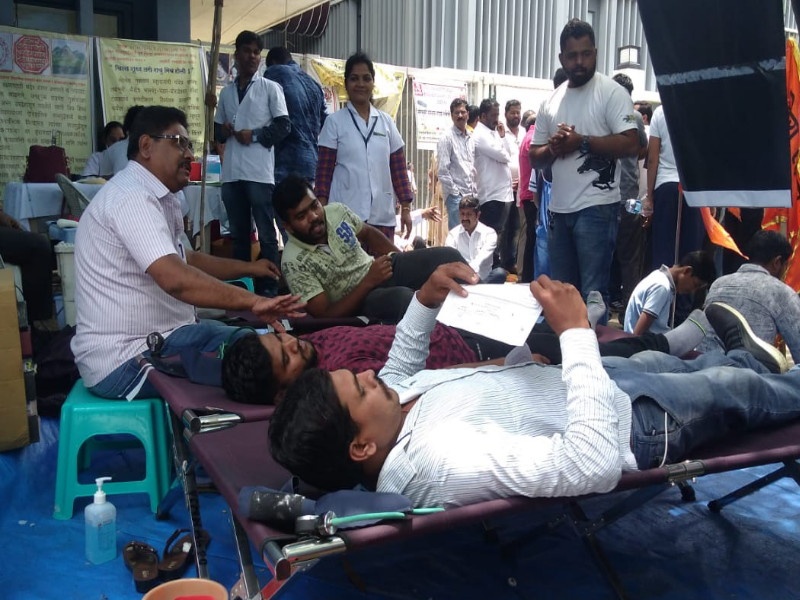 Maharashtra Bandh: Blood Donation for reservation demand | Maharashtra Bandh : अारक्षणाच्या मागणीसाठी रक्तदान करुन अांदाेलन
