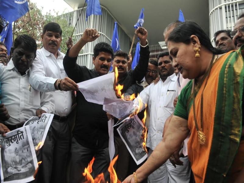 punes deputy mayour protest against delhi insident | पुण्याच्या उपमहापाैरांनी केला राज्यघटनेची प्रत जाळल्याचा निषेध