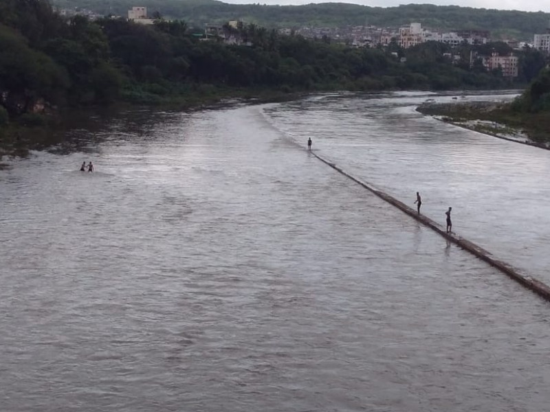 youth swimming in mutha river in a dangerous way | मुठा नदीत तरुणांच्या जीवघेण्या कसरती