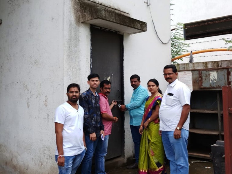citizen put lock to mahavitran office due to repeatedly electricity failure | ताथवडे येथील महावितरण कार्यालयावर टाळाबंधन