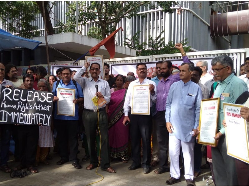 protest against arrest of intellectuals by pune police | पुणे पाेलिसांच्या कारवाईविराेधात जिल्हाधिकारी कार्यालयासमाेर निदर्शने