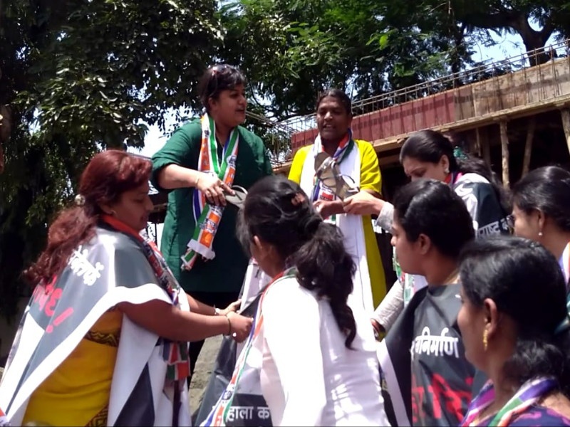protest against mla ram kadam by mns women cell | मनसे महिला कार्यकर्त्यांनी राम कदमांच्या प्रतिकात्मक पुतळ्याला मारले शंभर जाेडे