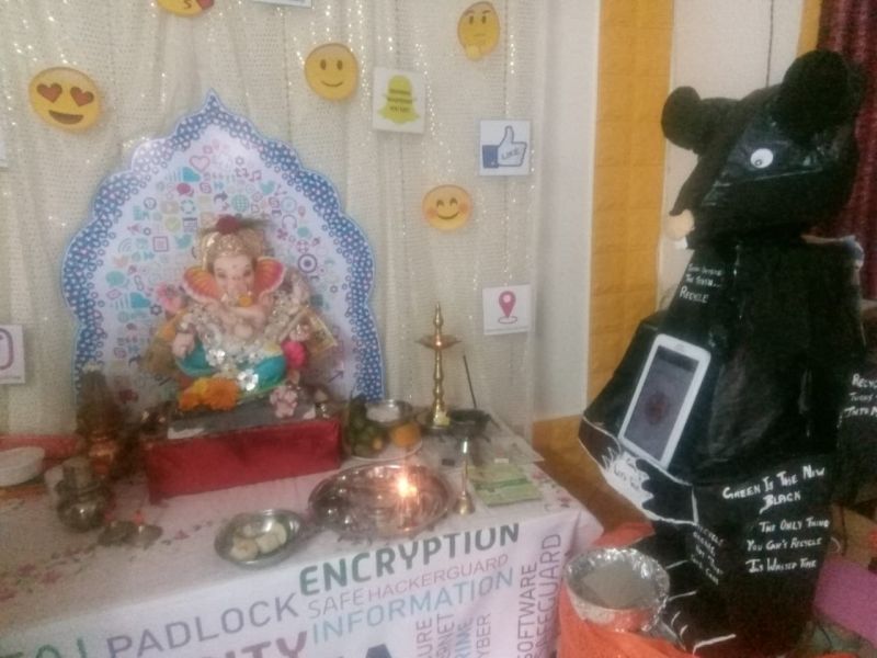 mouse robot who serve Prasad and took selfie with ganesh bhakts | Ganpati Festival : गणेशभक्तांना प्रसाद देणारा, सेल्फी घेणारा उंदीरमामा