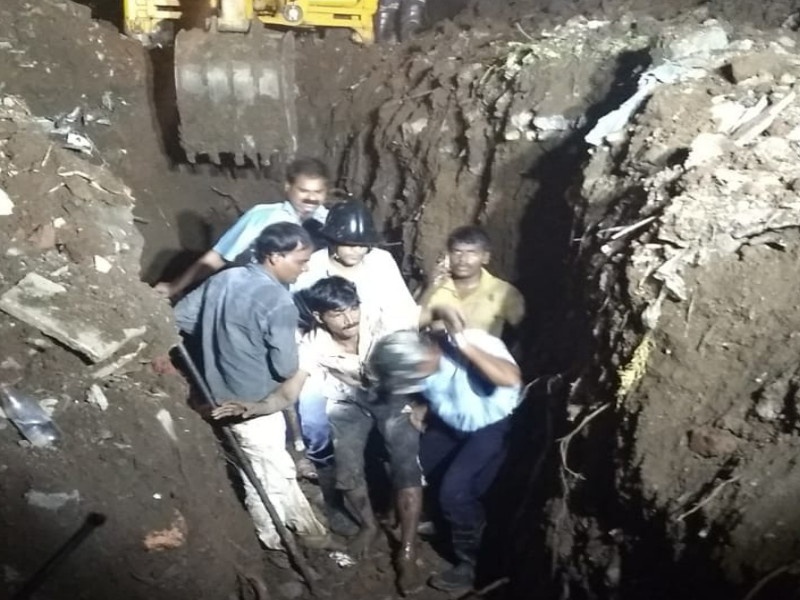 Workers trapped under a clay pile; Fire Brigade rescued them | मातीच्या ढिगाऱ्याखाली अडकले कामगार ; अग्निशमन दलाने केली सुटका