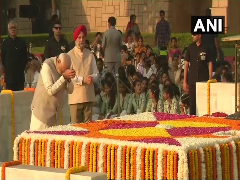 Mahatma Gandhi's 150th Birth Anniversary: PM Narendra Modi pays tribute to Mahatma Gandhi at Rajghat | राष्ट्रपिता महात्मा गांधी यांची 150 वी जयंती, पंतप्रधान मोदींनी राजघाटावर बापूंना वाहिली आदरांजली