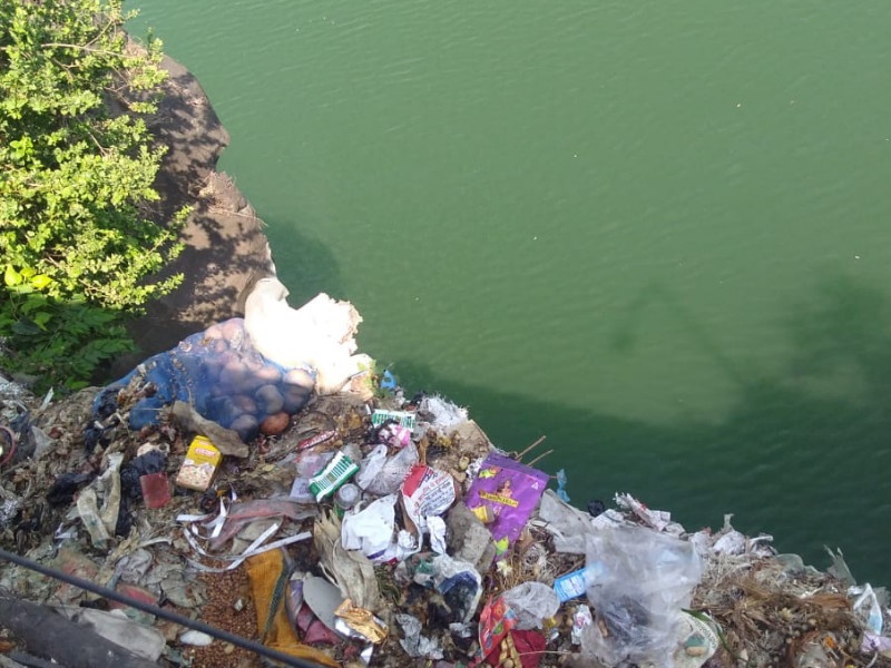 citizen are using vishrantwadi lake for dumping | विश्रांतवाडीतील खाण हाेतीये डंपिंग ग्राऊंड