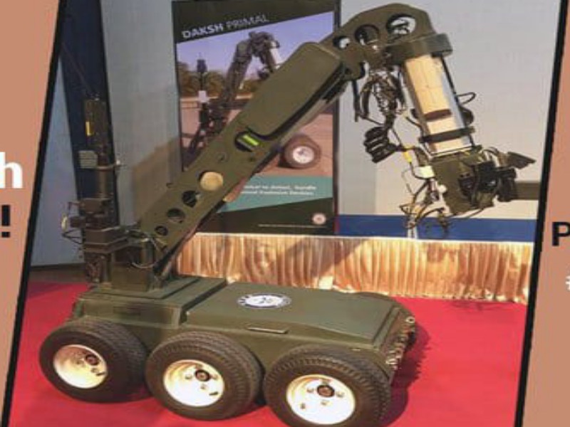 Rov-daksh robot in the service of pune police | पुण्याची दक्षता घेण्यासाठी 'अारअाेव्ही-दक्ष' राेबाे पुणे पाेलिसांच्या सेवेत