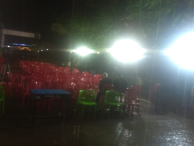video: despite of heavy rain old uncle did not left his chair | धाे धाे पाऊस पडत असतानाही अाजाेबांनी खुर्ची साेडली नाही