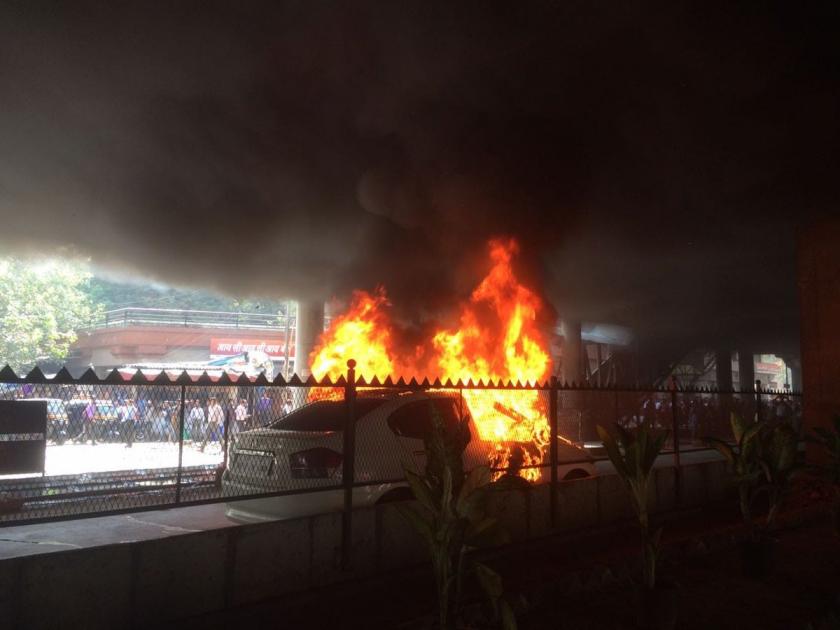Burning Thunderstorms; Chakla took the car under the Metro Railway Station | बर्निंग कारचा थरार; चकाला मेट्रो रेल्वे स्थानकाखाली कारने घेतला पेट 
