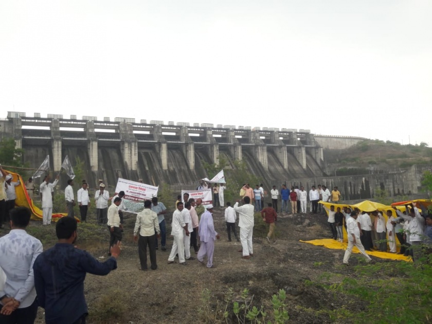  4.5 cusecs of water left for Jayakwadi from Bhandardara dam | जायकवाडीसाठी पाणी सोडल्यास शिवसेना नेत्यांचा जलसमाधी घेण्याचा इशारा