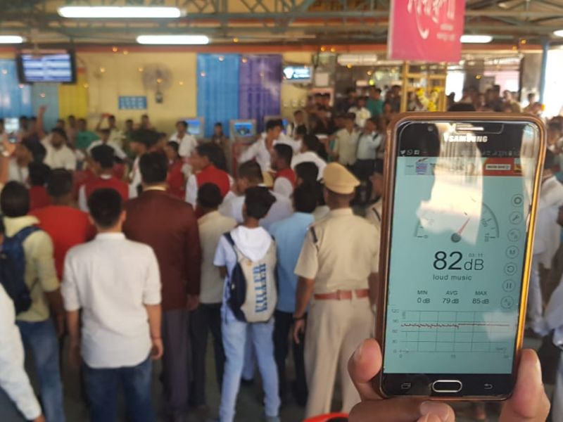 BJP violate noise pollution limit in Badlapur Railway Station | बदलापूर रेल्वे स्थानकामध्ये भाजपाचा 'ढणढणाट'; वाढदिवसाच्या कार्यक्रमात लावली वाट