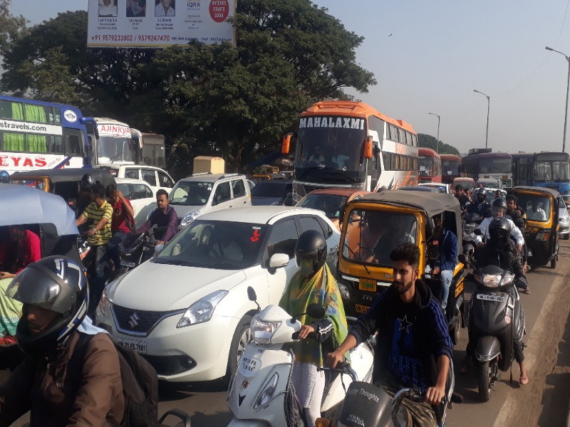 traffic jam in sangamwadi due to private tourist buses | खासगी प्रवासी बसेसमुळे संगमवाडीत वाहनांच्या रांगा