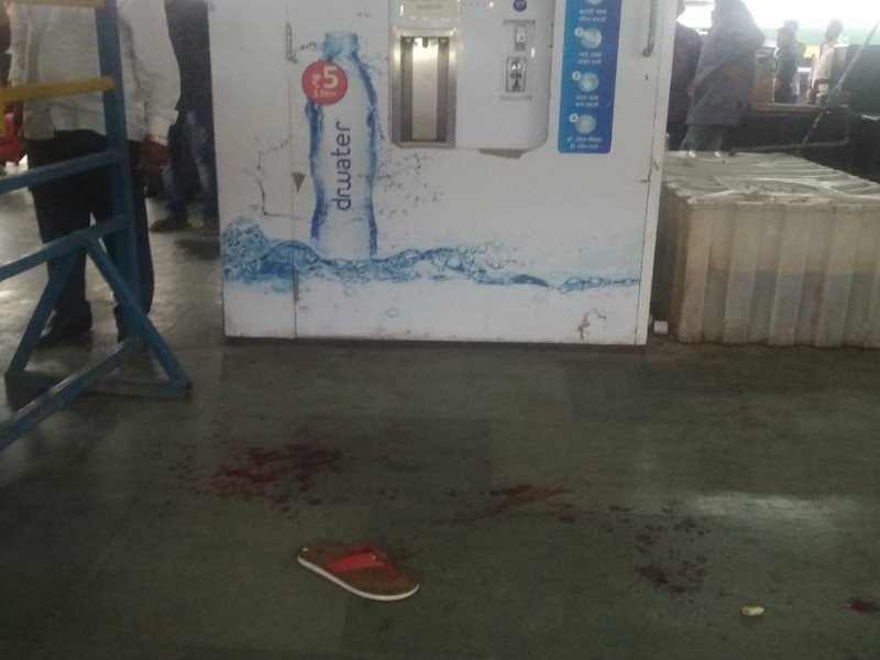 accused fire on police officers at pune railway station ; one officer injured | पुणे स्टेशनवर फिल्मी स्टाईल थरार ; पाेलिसांवर अाराेपींचा गाेळीबार