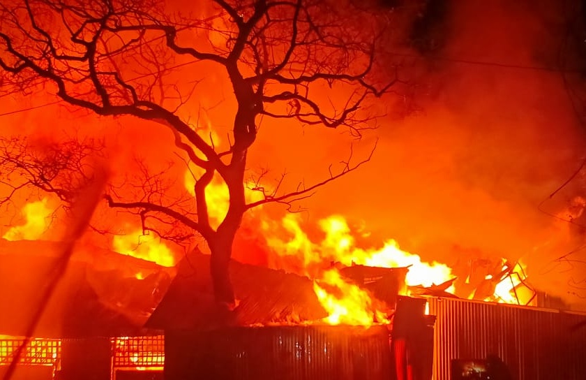 Heavy fires in Jalgaon; Sawmill, plywood shops on fire | जळगावात भीषण आग; सॉमिल, प्लायवूडची दुकाने भस्मसात