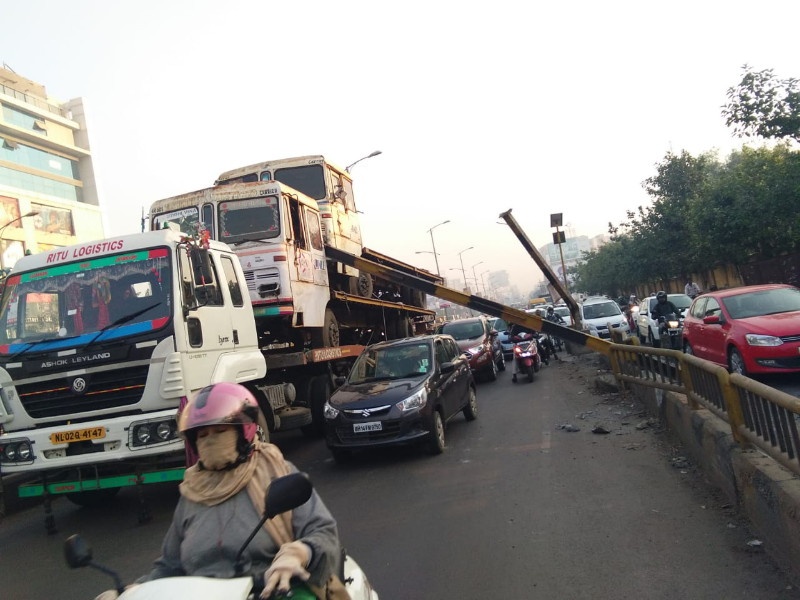 A strange accident in Pimple Sawadagar ; IT employees stuck in traffic | पिंपळे साैदागरमध्ये विचित्र अपघात ; आयटीयन्स अडकले वाहतूककोंडीत