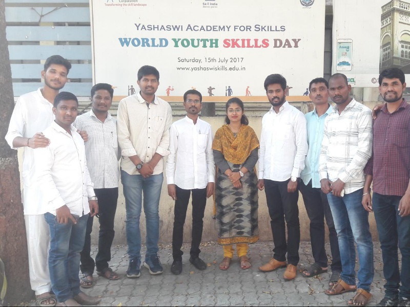 youth are supporting to the students of marathwada | मराठवाड्यातील विद्यार्थ्यांसाठी तरुणांचा 'हेल्पिंग हॅन्ड'
