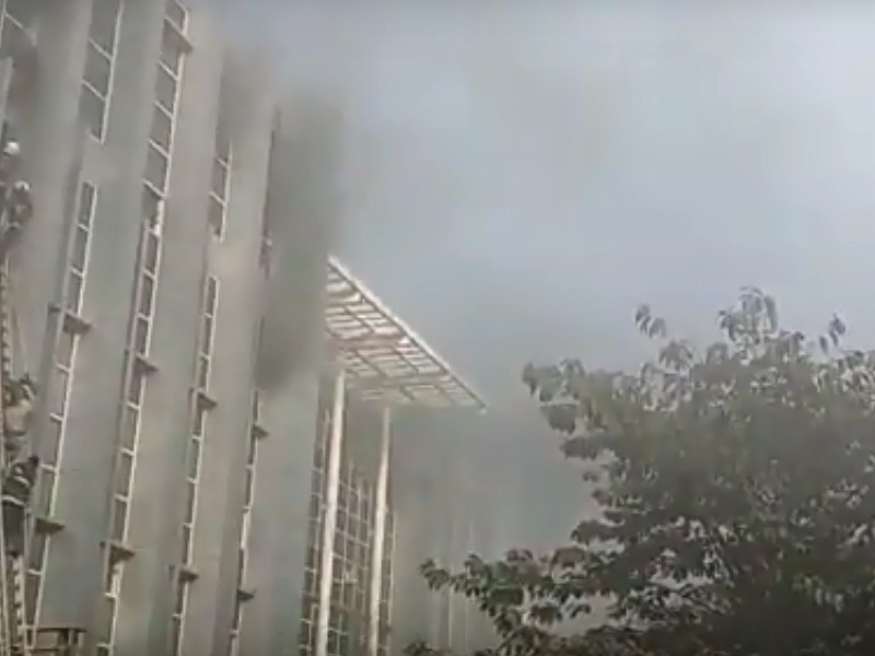 Fire in Andheri Kamgar Hospital; Some are afraid of stuck | Video : अंधेरीतील कामगार रुग्णालयाला आग; 6 रुग्णांचा मृत्यू तर 160 जखमी 