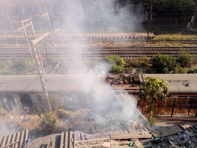 Fire service in Mumbai begins; Garbage fire near Ghatkopar railway station | मुंबईत आगीचे सत्र सुरूच; घाटकोपर रेल्वे स्थानकाशेजारील कचऱ्याच्या ढिगाला आग