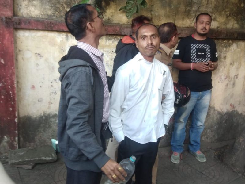In front of Nagpur's court, the lawyer was attacked by Kurhadi | नागपूरच्या न्यायालयासमोरच वकिलावर कुऱ्हाडीने हल्ला
