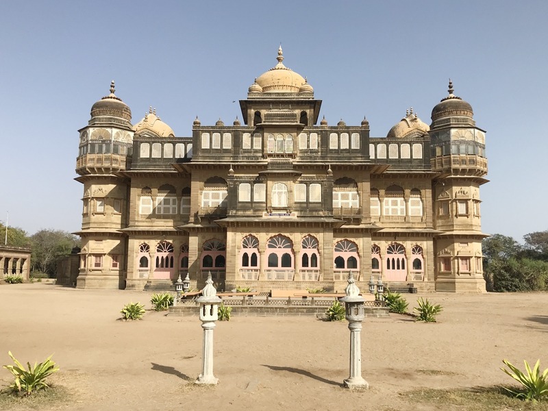 Travel tourism vijay vilas palace gujarat | हिंदी आणि गुजराती चित्रपटांच्या शूटींगचा भाग होता हा आलिशान महाल!