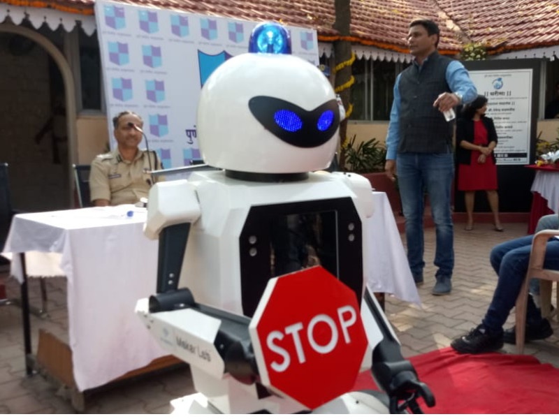 robot who control traffic | वाहतुक नियमन करणारा राेबाेट