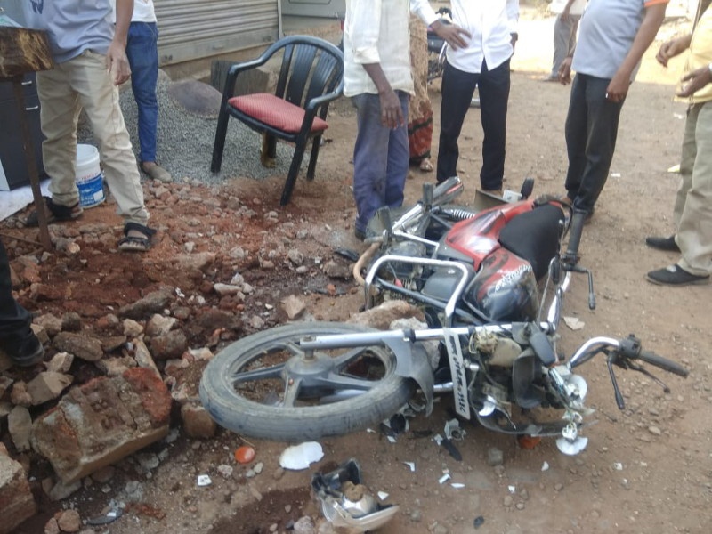 accident in kamshet by drunken person | मद्यपीचा थरार ! प्रवासी वाहन चालवत दुचाकींना दिली धडक