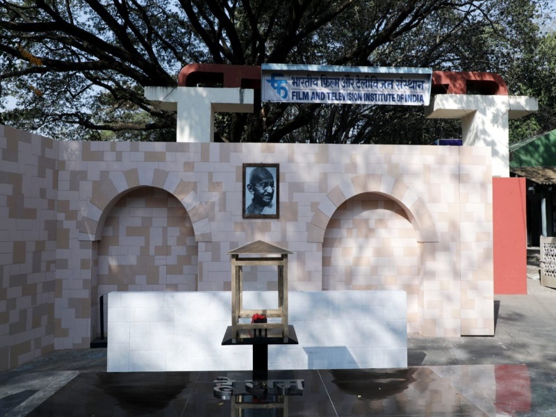 special tribute to mahatma gandhi by FTII | पुण्याच्या एफटीआयआयची गांधीजींना अनाेखी आदरांजली