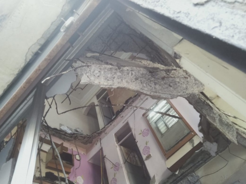 slab collapses in Ulhasnagar; Three killed and two injured | उल्हासनगरमध्ये इमारतीचा स्लॅब कोसळला; बालिकेसह तीन ठार, दोन जखमी