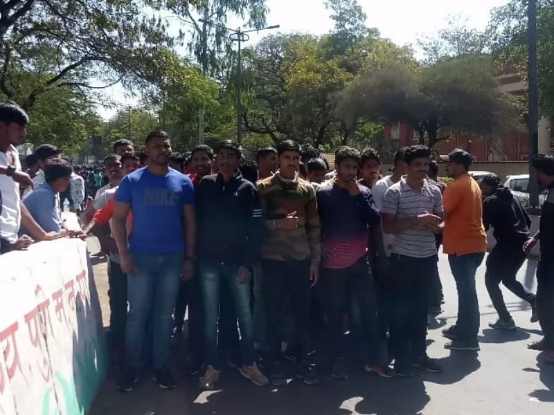 police arrested youngsters who was running to pune | मुंबईकडे पळत निघालेल्या तरुणांना पाेलिसांनी घेतले ताब्यात