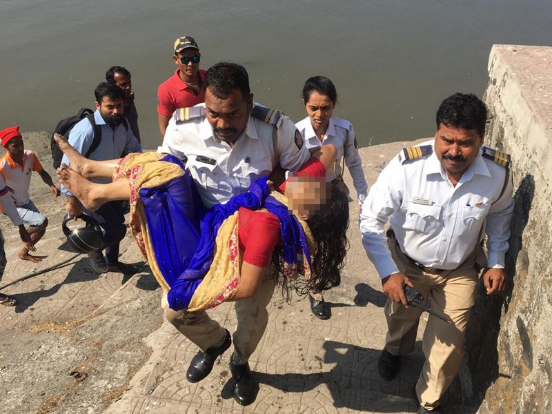 The woman tried to commit suicide by jumping over Vashi Khadi Peala | वाशी खाडीपुलावरून उडी मारून महिलेने केला आत्महत्येचा प्रयत्न