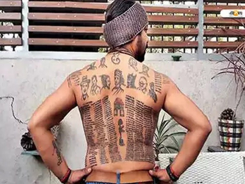 man with army martyrs tattooed on body plans to visit the families | शहिदांना श्रद्धांजली वाहण्यासाठी 'त्यानं' शरीरावर गोंदवले 591 टॅटू