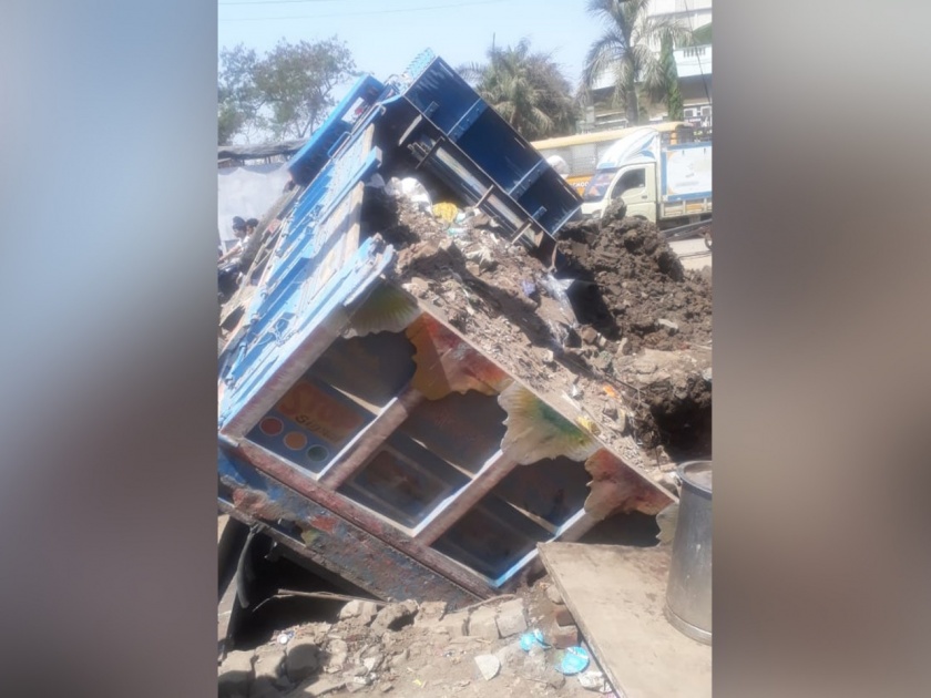 The truck loaded with Kandivali overturned | कांदिवलीत मातीने भरलेला ट्रक उलटला