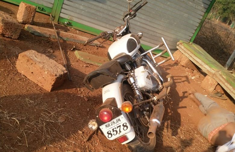bike rider killed in an accident in Ratnagiri | रत्नागिरीमध्ये अपघातात बुलेटस्वार ठार