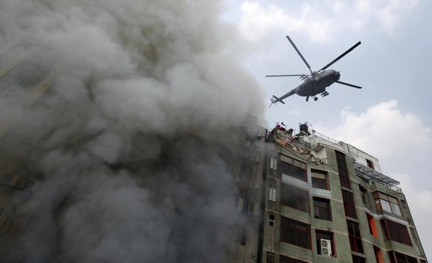 Bangladesh high-rise office building catches fire, 17 dead | बांगलादेशमध्ये उंच इमारतीला भीषण आग; 17 ठार, 70 जखमी