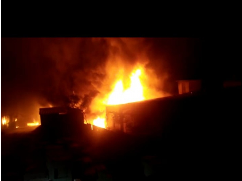 Fire at chikhali warehouses | चिखलीत भंगाराच्या गोदामांना आग