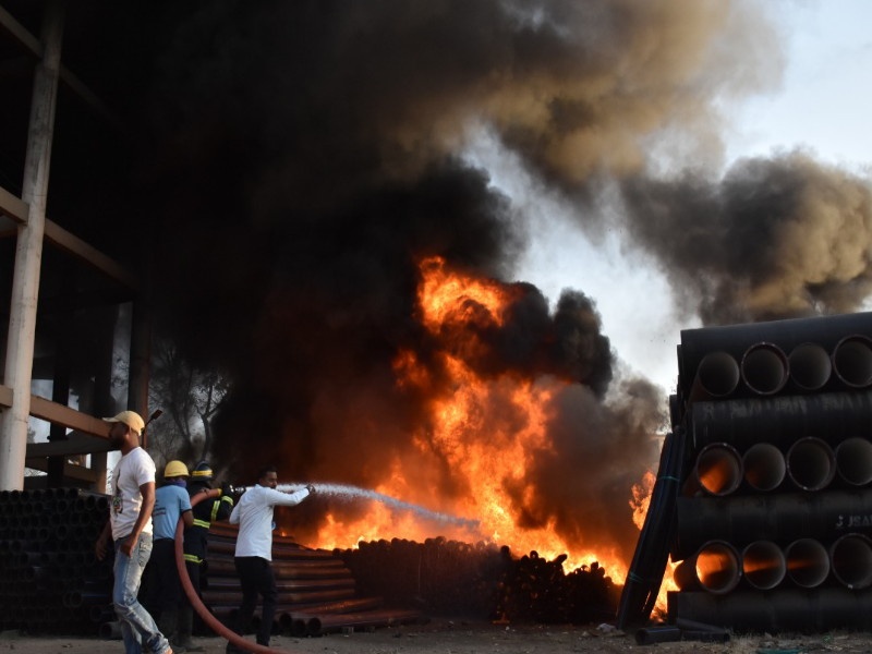 Workers' huts burned in Thergaon fire | अग्नितांडव : थेरगावच्या आगीत जळाल्या कामगारांच्या झोपड्या 