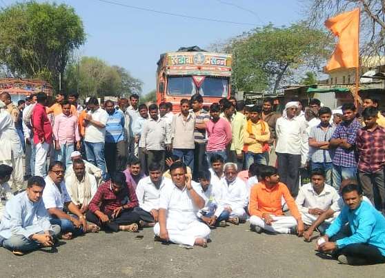Stoped the state highway for banner by BJP-Sena workers | भाजप-सेना कार्यकर्त्यांचा बॅनरसाठी रास्ता रोको
