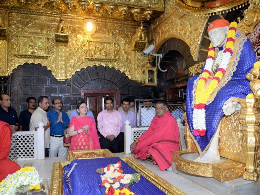 Nita Ambani visits Shirdi; And till the Mumbai Indians win, they stopped in the temple | नीता अंबानी शिर्डीला आल्या; अन् मुंबई इंडियन्स जिंकेपर्यंत मंदिरात थांबल्या
