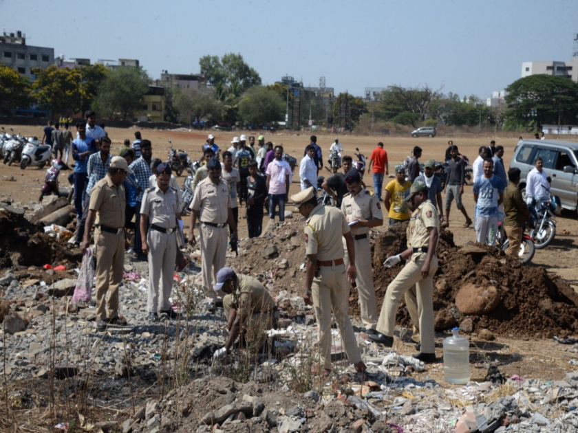 The dead body of a youth who was found in the HA ground at Pimpri | पिंपरीतील एचए मैदानावर सापडला अर्धवट जळालेला तरुणाचा मृतदेह