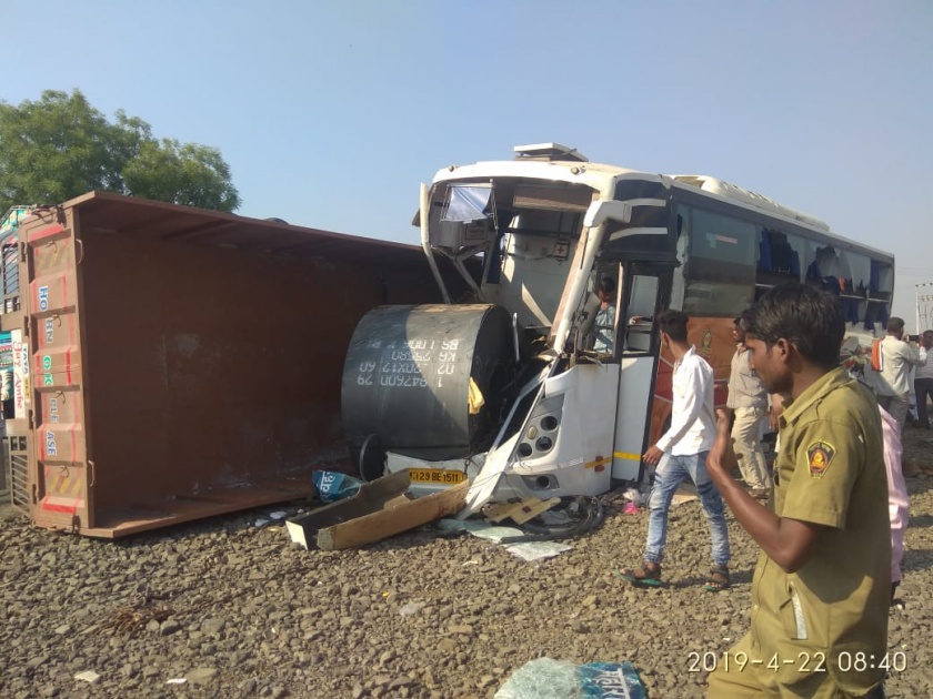 Trailer hits Shivshahi Bus; driver critical, 15 passengers injured | ट्रेलरची शिवशाही बसला धडक; चालक गंभीर, 15 प्रवाशी जखमी