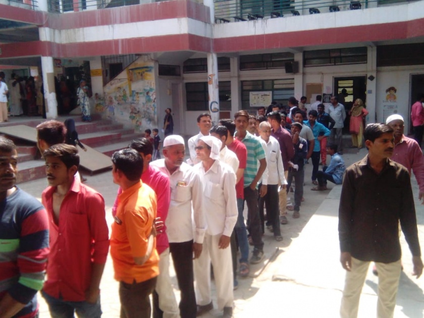 Long rows at some polling stations in Jalgaon | जळगावात काही मतदान केंद्रांवर लांबलचक रांगा